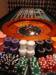 Dealer profesional rpvip2 mengelola meja Texas Poker dengan kartu dan chip di studio live
